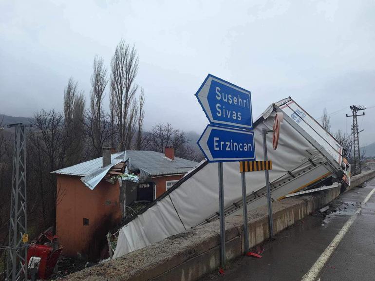 Sivas'ta 2 katlı evin üzerine bu kez de TIR uçtu