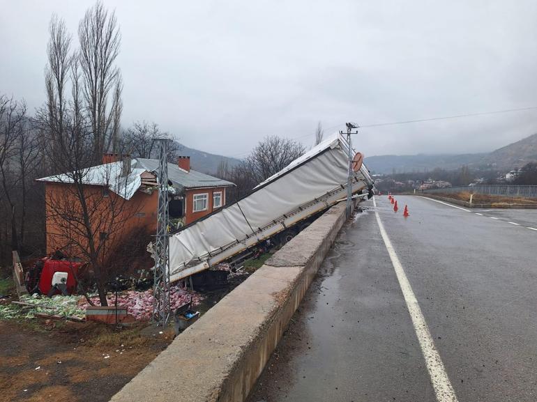 Sivas'ta 2 katlı evin üzerine bu kez de TIR uçtu