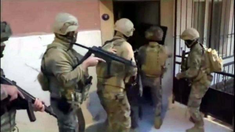 İzmir'de FETÖ operasyonu; 23 gözaltı