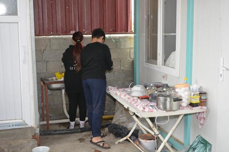 Deprem sonrası çocuklarıyla yerleştiği Antalya'da, işsiz ve yuvasız kaldı