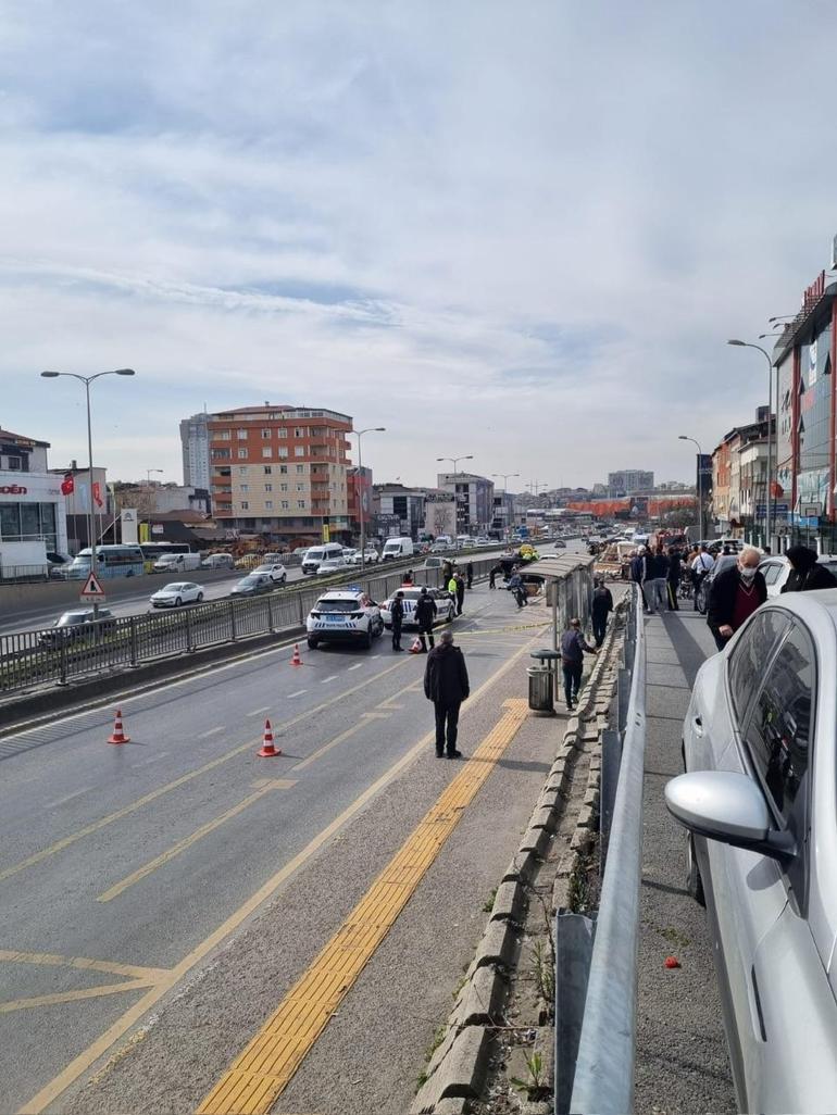 Çekmeköy'de otomobil durağa daldı; 4 yaralı