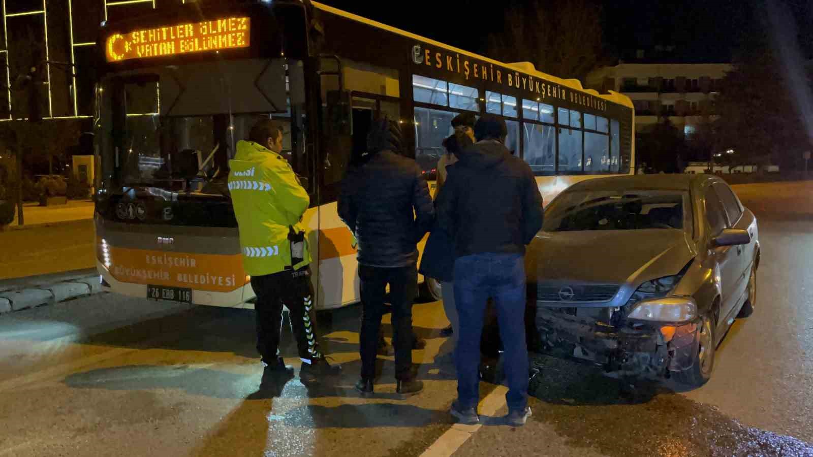 Virajı alamayan otomobil belediye otobüsüne çarptı, 1 kişi yaralandı