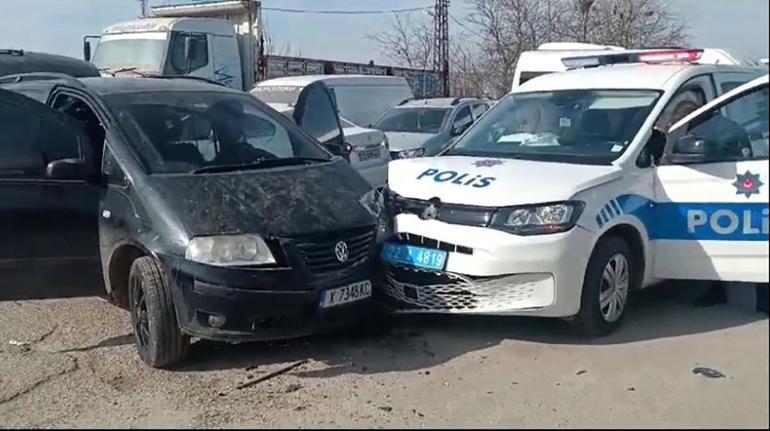 Bulgaristan plakalı otomobil, takip sırasında ekip aracına çarptı; 2 polis yaralı