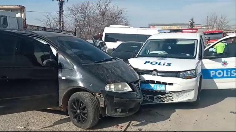 Bulgaristan plakalı otomobil, takip sırasında ekip aracına çarptı; 2 polis yaralı