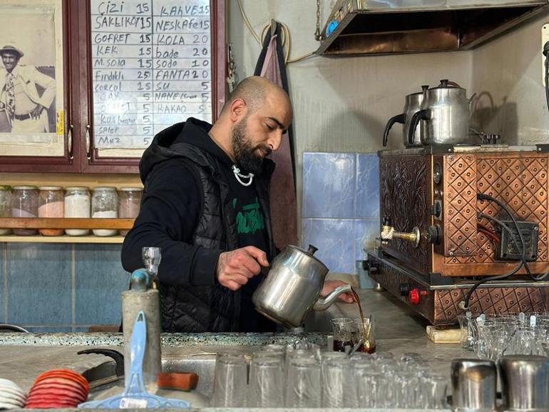 Kavgalardan bıktı, kahvehanesinde siyasi tartışmaları yasakladı