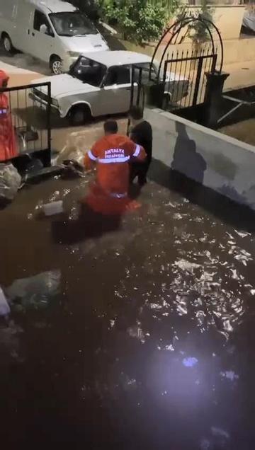 Antalya'da şiddetli yağış hayatı olumsuz etkiledi