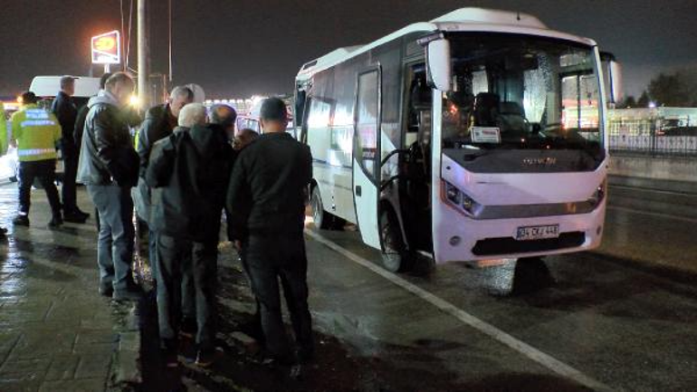 Bursa'da tur otobüsü beton aydınlatma direğine çarptı: 10 turist yaralandı