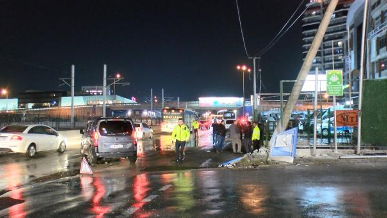 Bursa'da tur otobüsü beton aydınlatma direğine çarptı: 10 turist yaralandı