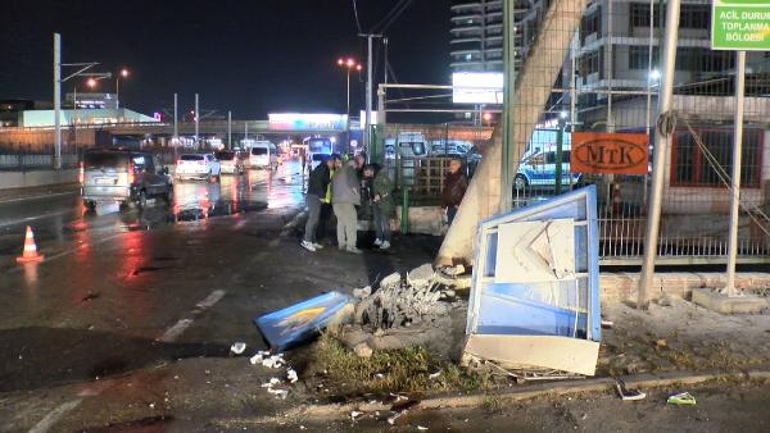 Bursa'da tur otobüsü beton aydınlatma direğine çarptı: 10 turist yaralandı