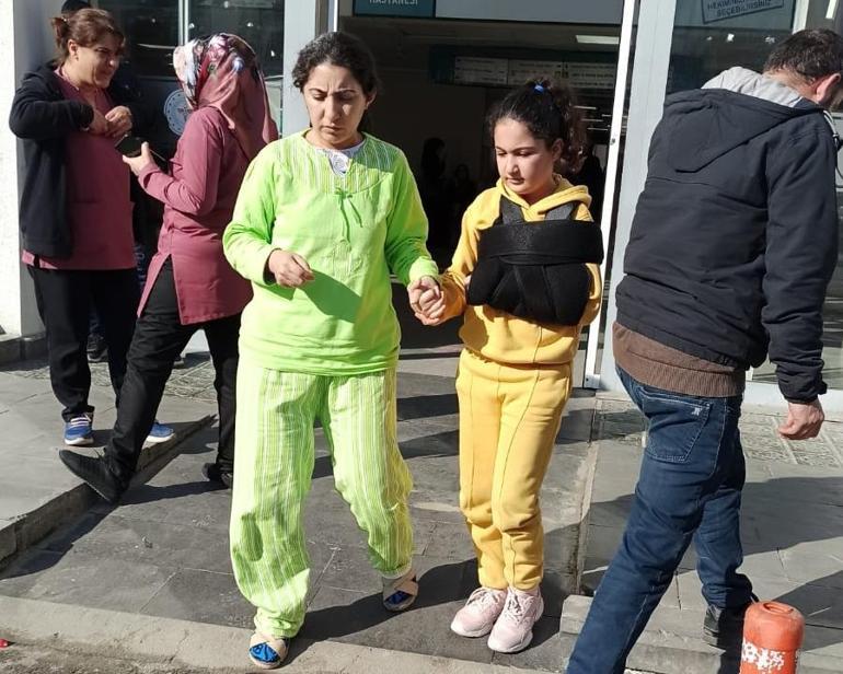 Enkazdan kızıyla yaralı kurtarılan anne: Oğlumun ise hiç sesini duyamadık