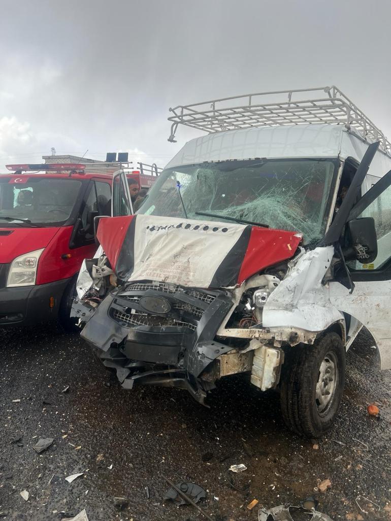 Mardin'de 3 aracın karıştığı kaza; 2'si ağır 8 yaralı