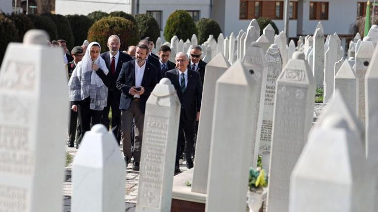 Bakan Güler, Bosna Hersek’te Kovaçi Şehitliği'ni ziyaret etti