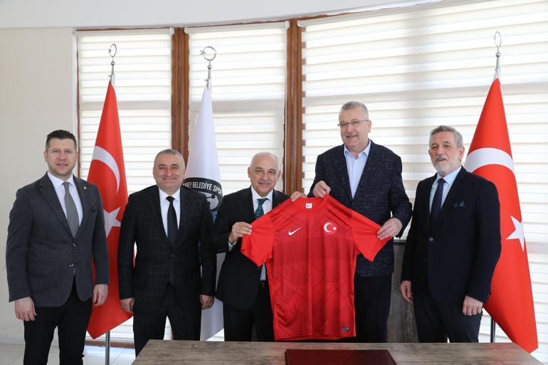 TFF Başkanı Mehmet Büyükekşi ve yöneticiler Bursa'da spor kulüplerini ziyaret etti