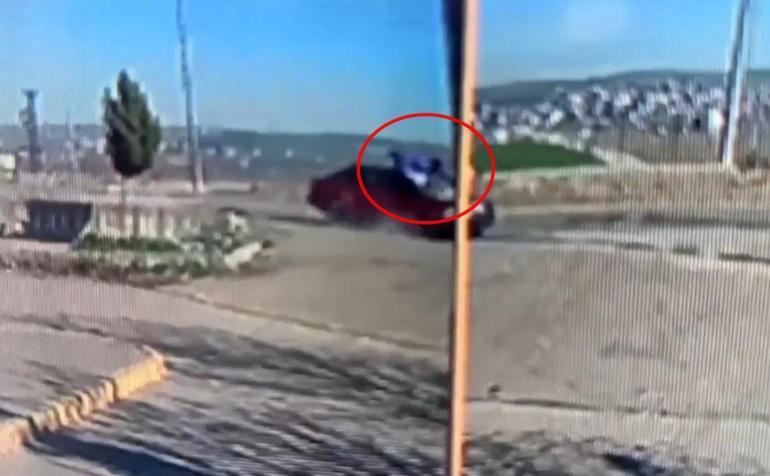 Diyarbakır'da yolun karşısına geçmeye çalışan kadın, otomobilin çarpmasıyla yaralandı; o anlar kamerada