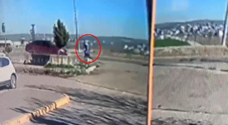 Diyarbakır'da yolun karşısına geçmeye çalışan kadın, otomobilin çarpmasıyla yaralandı; o anlar kamerada