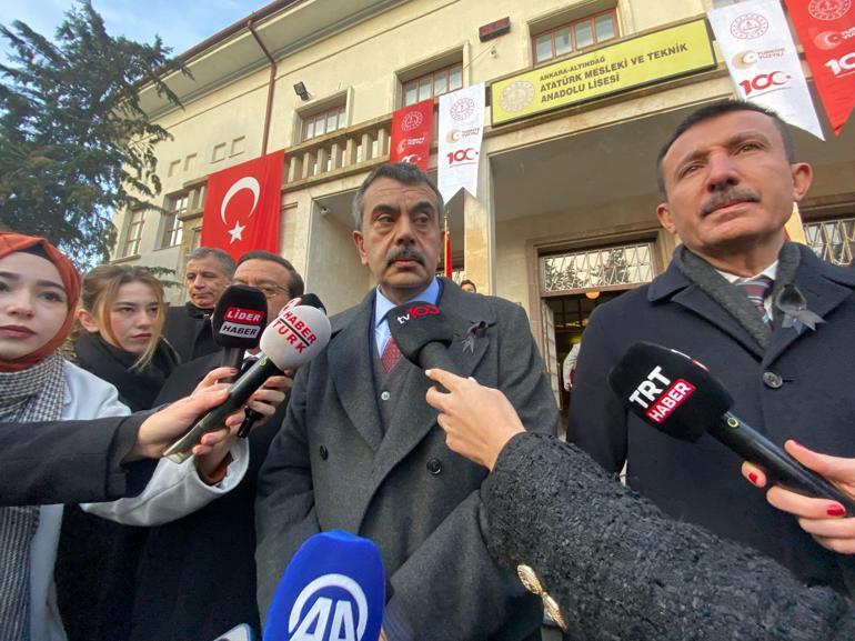 Depremde ölenler için okullarda saygı duruşu