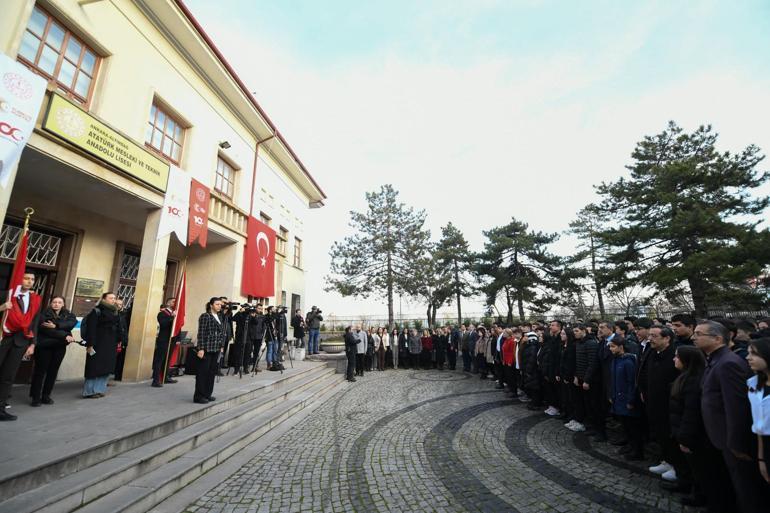 Depremde ölenler için okullarda saygı duruşu