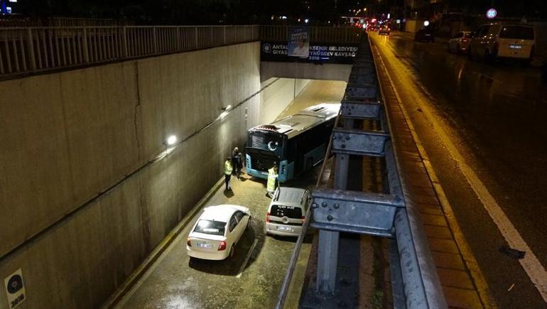 Antalya'da sağanak sonrası trafiğe kapatılan tünelde bir de otobüs mahsur kaldı