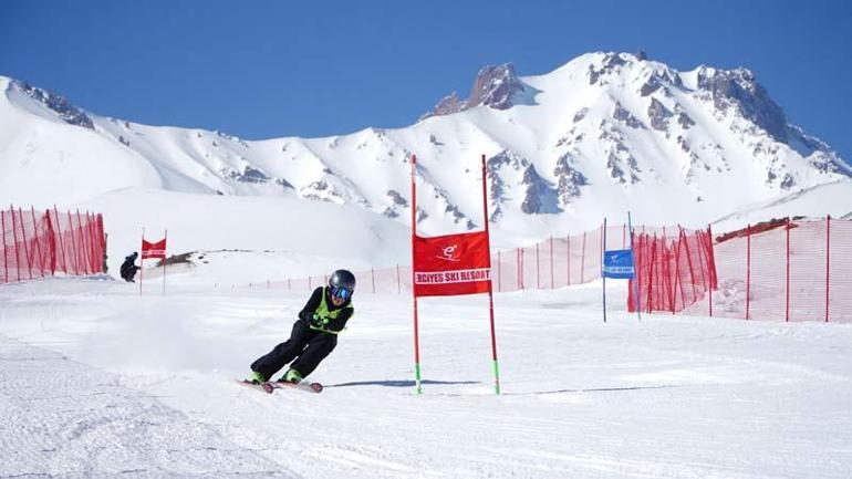 Erciyes'te diplomatik kayak ve snowboard yarışı