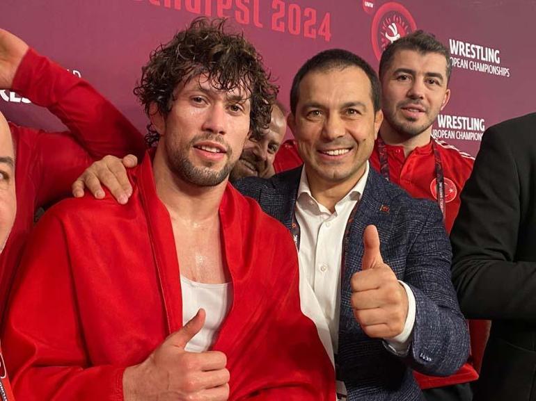 Şampiyon güreşçiler, altın madalyalarını Türk milletine armağan etti