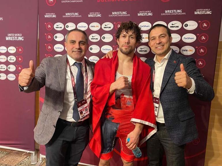 Şampiyon güreşçiler, altın madalyalarını Türk milletine armağan etti
