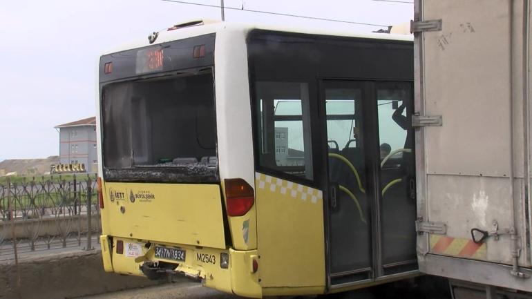 Sultangazi'de beton mikseri otobüse çarptı: 5 yaralı