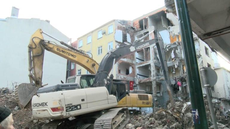 Zeytinburnu'nda yıkım sırasında yandaki apartmanın duvarı hasar aldı