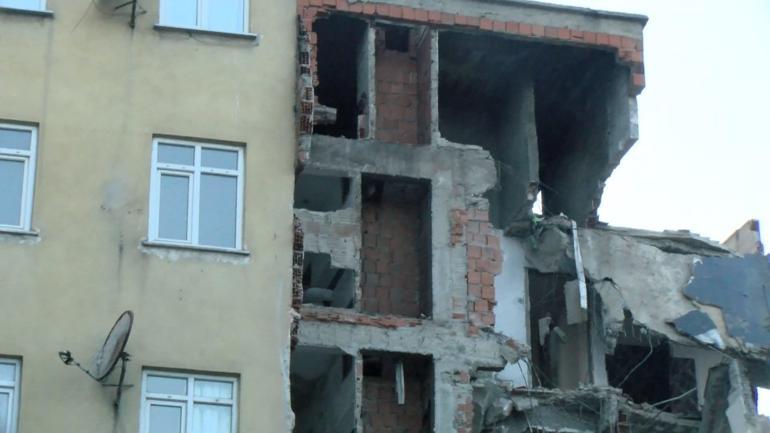 Zeytinburnu'nda yıkım sırasında yandaki apartmanın duvarı hasar aldı