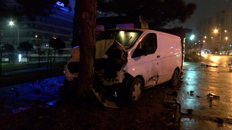 Ataşehir'de, panelvan ile otomobil çarpıştı: 1'i ağır 2 yaralı