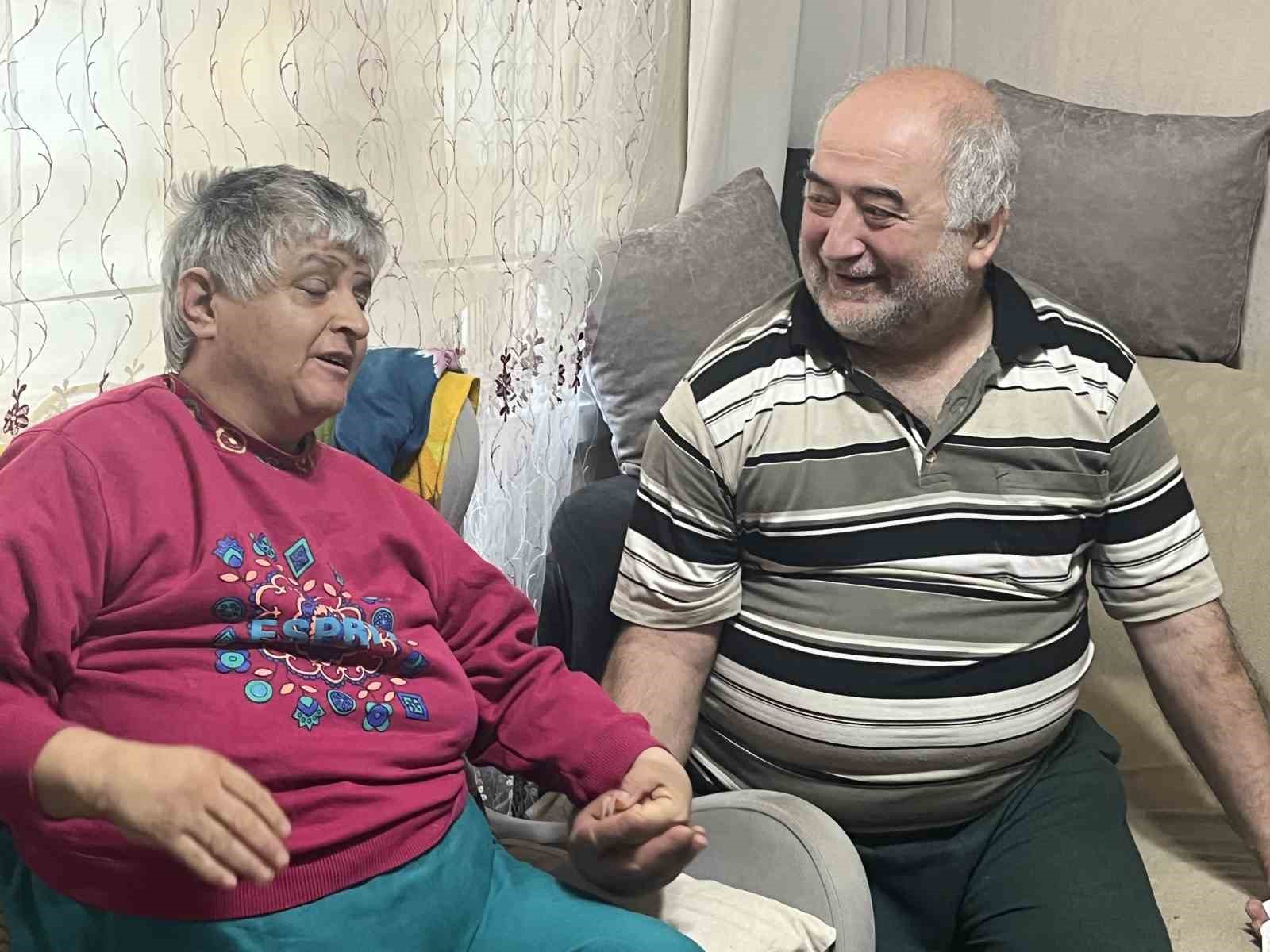 Beyinden pıhtı atması sonucu 13 yıl önce felç geçiren eşine gözü gibi bakıyor