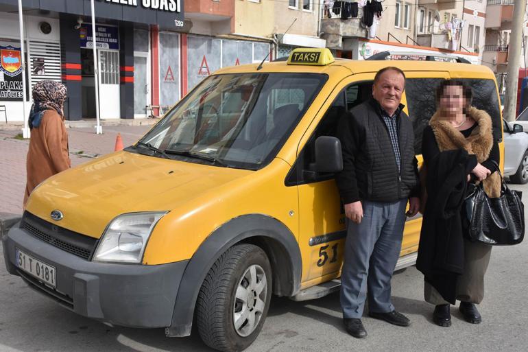 Taksisinde unutulan 1 milyon lira değerindeki ziynet eşyasını sahibine teslim etti