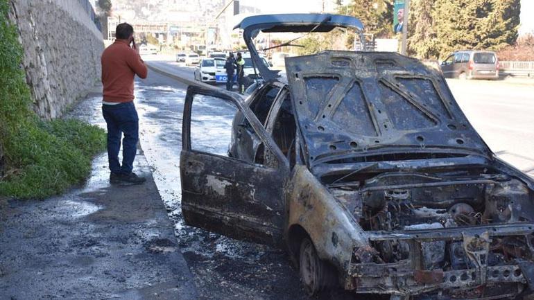 Seyir sırasında alev alan otomobil yandı; o anlar kamerada