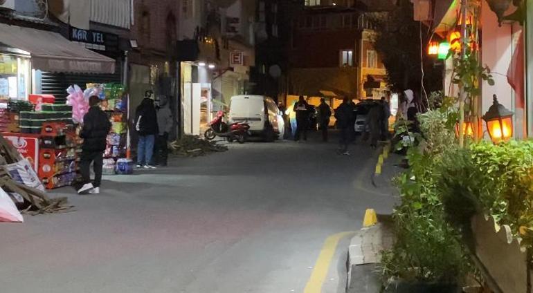 Fatih'te cadde üzerinde rast gele ateş eden şüpheliler polisi görünce kaçtı