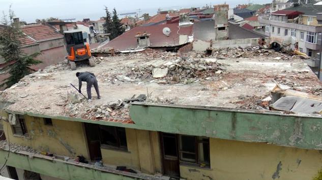 Avcılar'da binaların ortak duvarı yıkım sırasında ortaya çıktı
