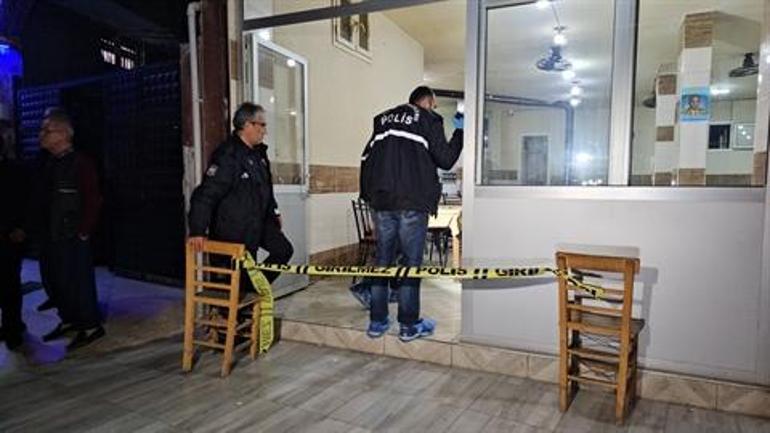 Adana'da, kahvehanede silahlı saldırıya uğrayan 2 kişi bacaklarından vuruldu