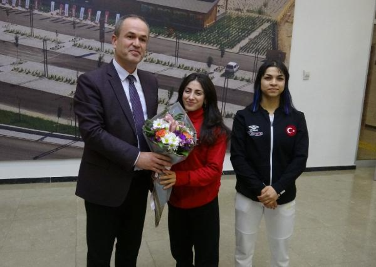 Avrupa şampiyonu halterciler Konya'da çiçeklerle karşılandı