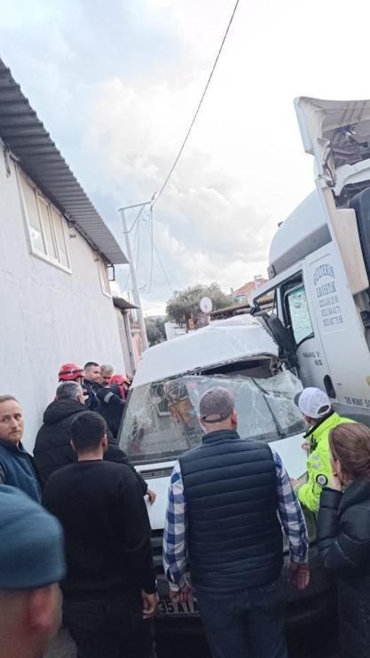 İzmir'de fabrika işçilerinin taşındığı servis minibüsü ile TIR çarpıştı: 2 ölü, 15 yaralı