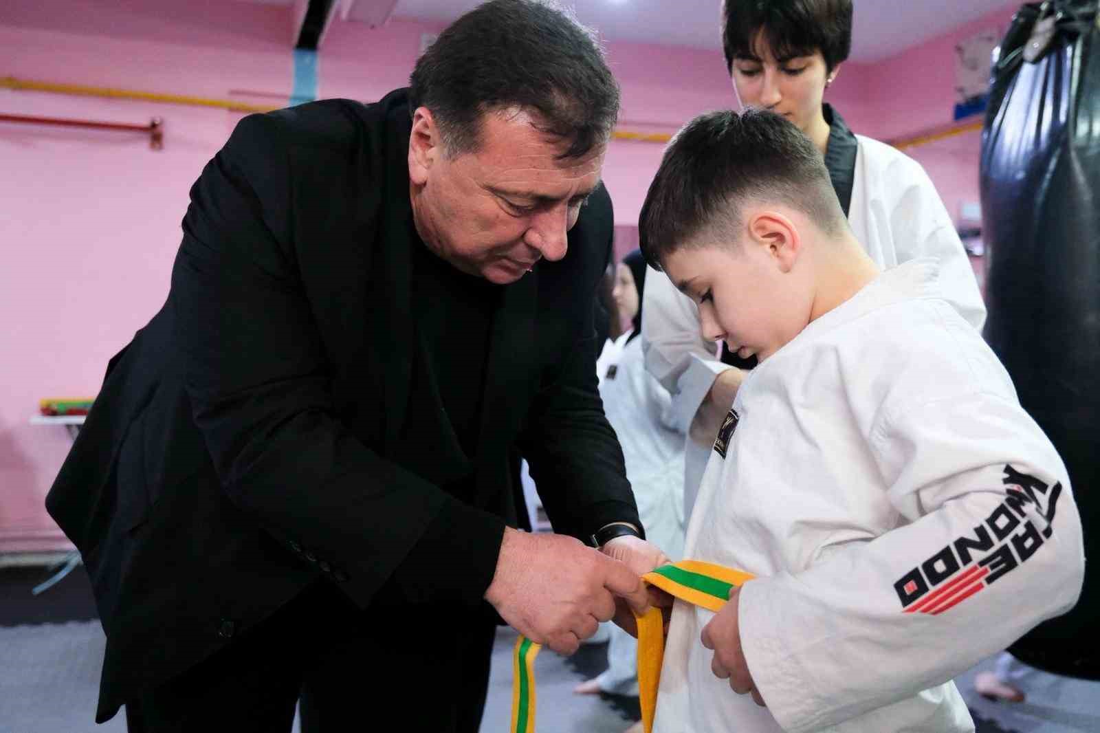 Özkan Alp minik taekwondocular ile buluştu