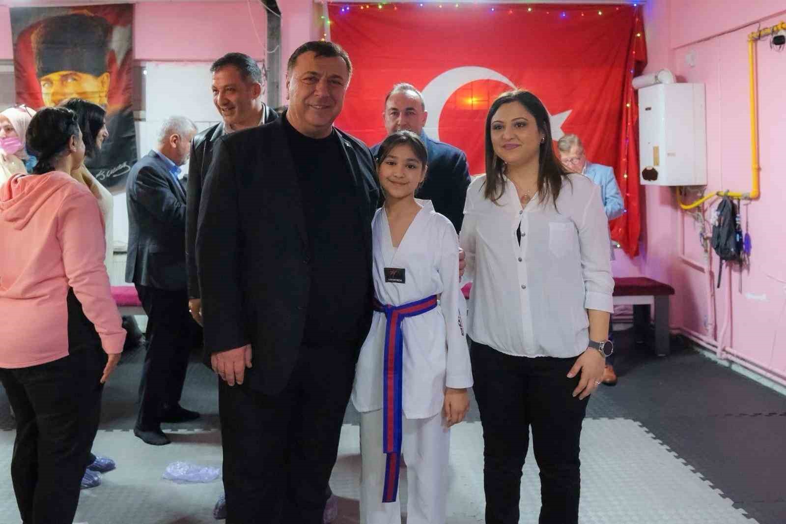 Özkan Alp minik taekwondocular ile buluştu