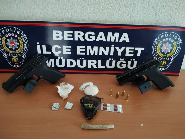 İzmir'de durdurulan araçta uyuşturucu ile altın sikke ele geçirildi