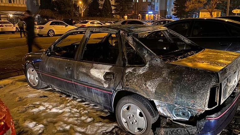 Park halindeki otomobil yandı: 2 yaralı