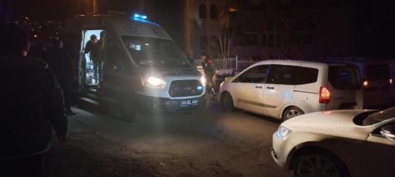 'Dur' ihtarına uymayan motosikletli 2 şüpheli, polis aracına çarpıp yaralandı