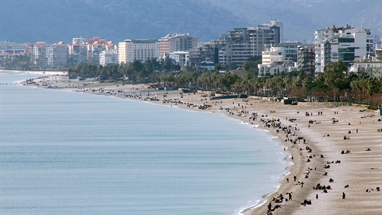 Antalya'da güneşi havada sahil doldu