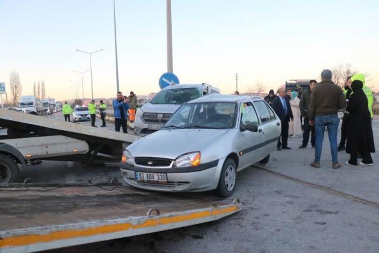 Afyonkarahisar'da 4 aracın karıştığı zincirleme kaza: 10 yaralı