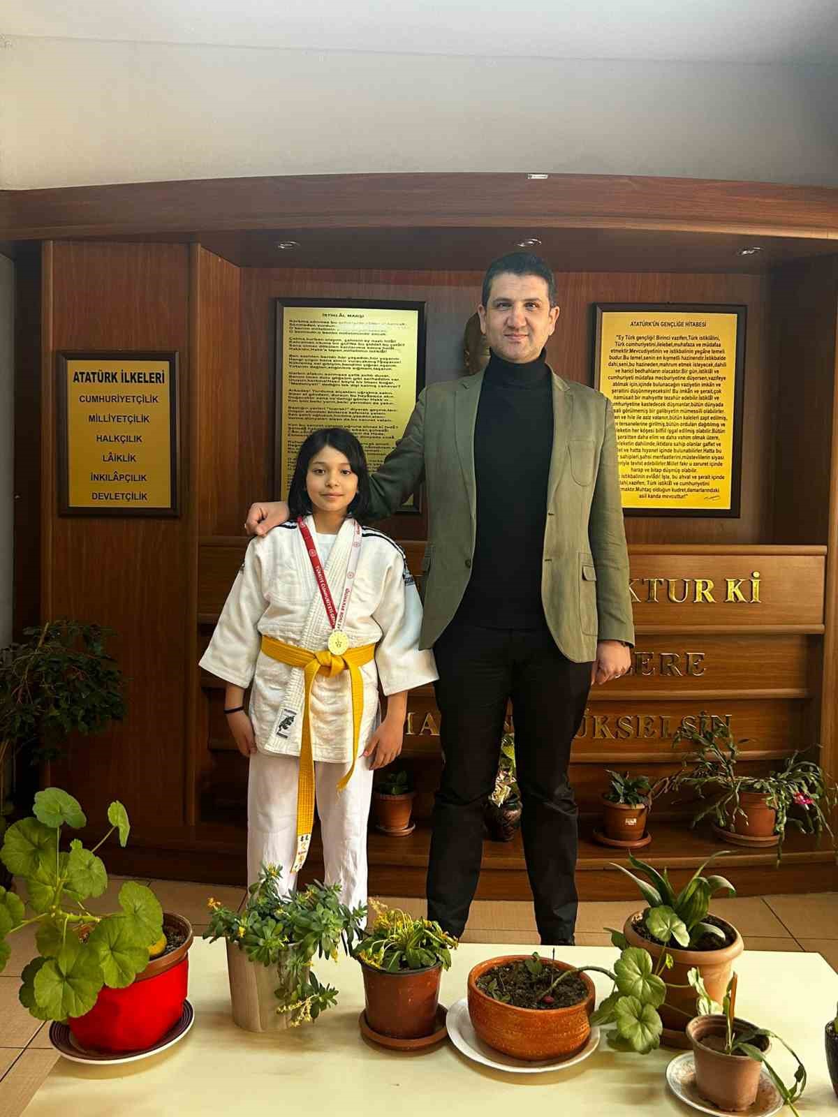 Eskişehir Ticaret Borsası Ortaokulu ‘Minikler Kız Judo’ müsabakalarında Eskişehir il birinciliğini kazandı