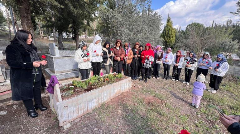 Depremde ölen Ayşe öğretmeni, öğrencileri mezarı başında andı