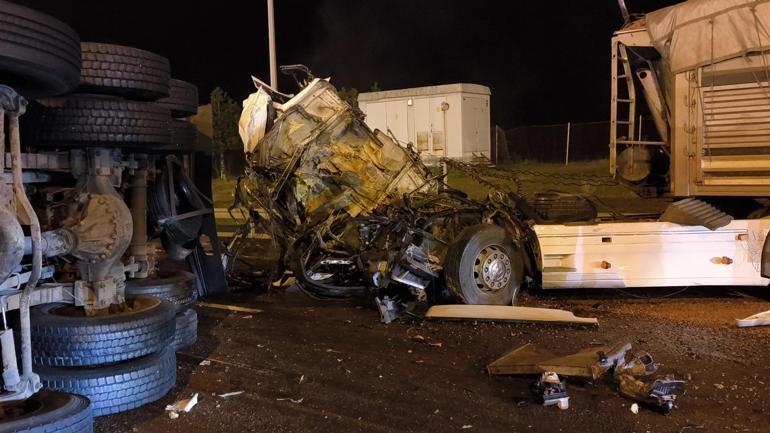 Otoyolda TIR, patates yüklü kamyona çarptı: 2 yaralı