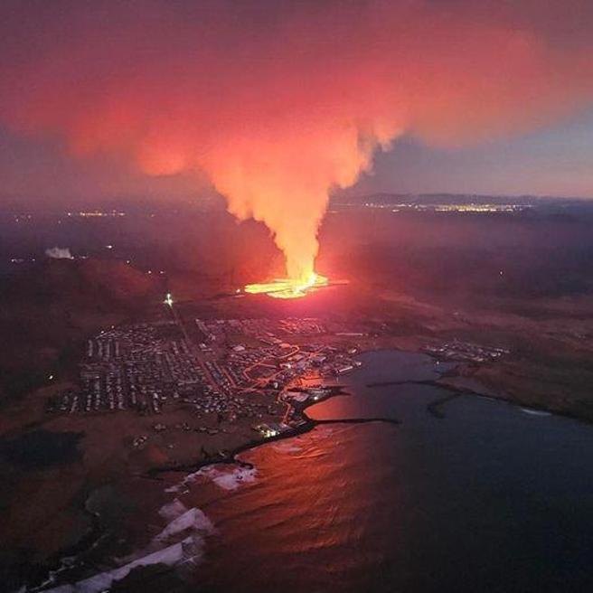 İzlanda’da 3’üncü kez patlayan yanardağ sebebiyle acil durum ilan edildi