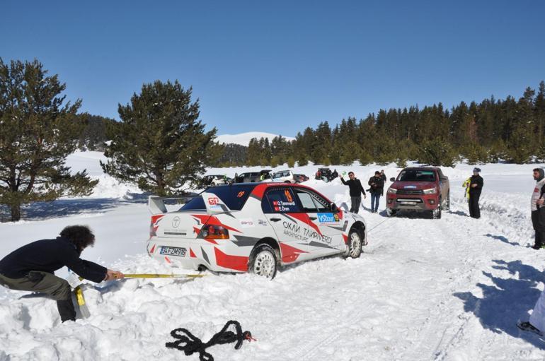 Kars'ta düzenlenen Kar Ralli Şampiyonası'nda ilk gün tamamlandı