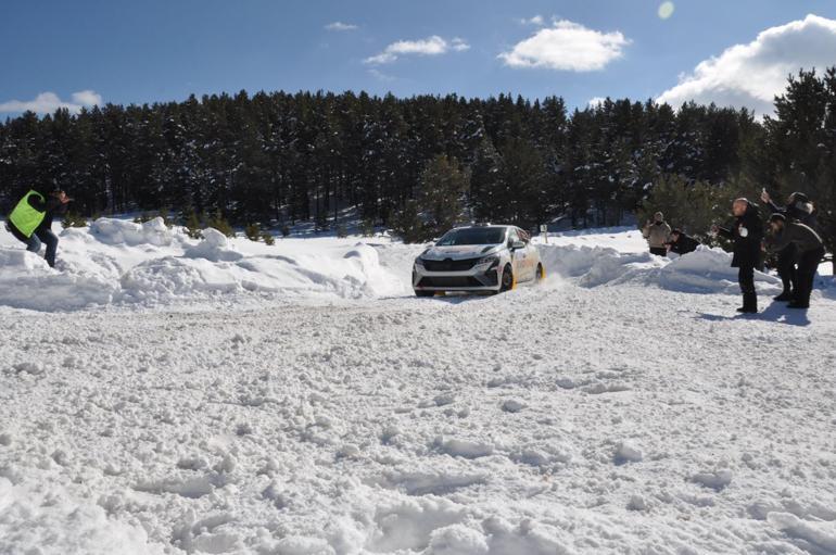 Kars'ta düzenlenen Kar Ralli Şampiyonası'nda ilk gün tamamlandı